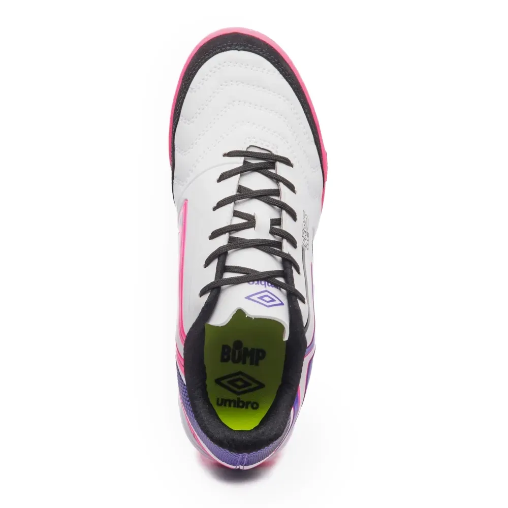 Chuteira de futsal Umbro Pro 5 Bump masculina branca em ângulo lateral para ajuste e conforto